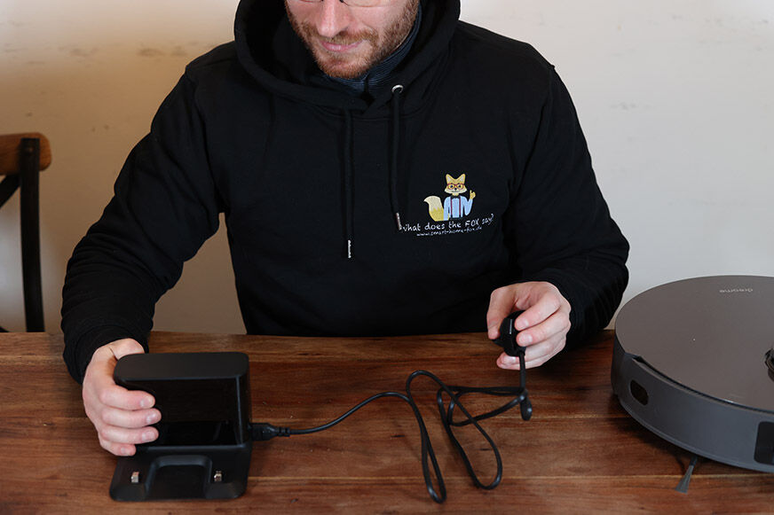 Die Ladestation des Dreame L10s Pro ist von Vorne zu sehen.